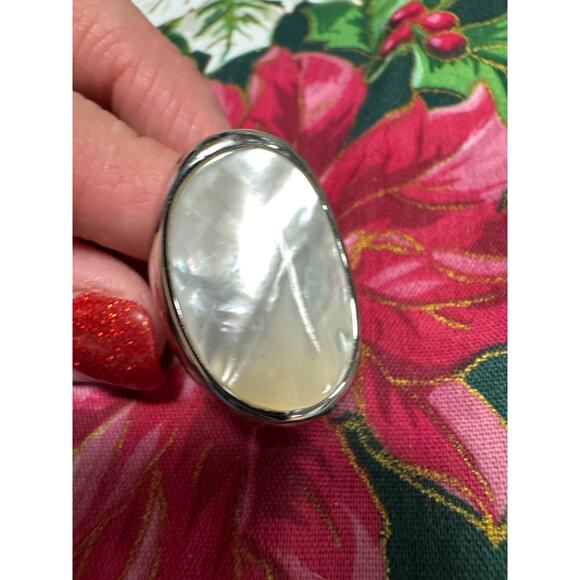Ring / Mother of Pearl / Silver Tone / EUC - Picture 2 of 3